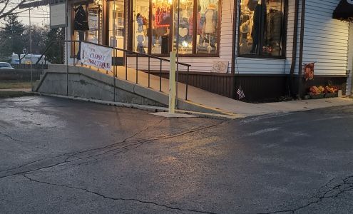 The Closet Boutique in Little Shop on Oak