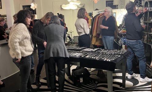 exhibit boutique Wilmette