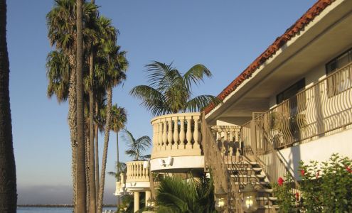 Oceanside Marina Suites‎