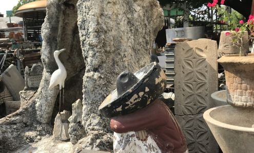 Yeya's Antiques & Oddities