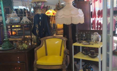 A Vintage Walk Antiques & Estate Sales