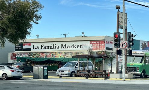 La Familia Market