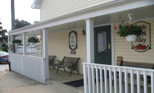 Apple Creek Alley