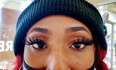 Pretty Eyebrow Threading & Henna