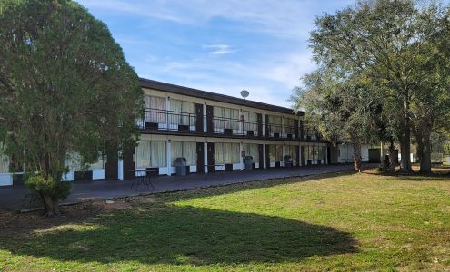 Paramount Lakeside Inn & Suites