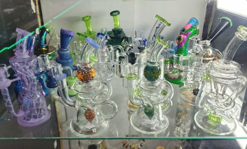 R & M SMOKE SHOP