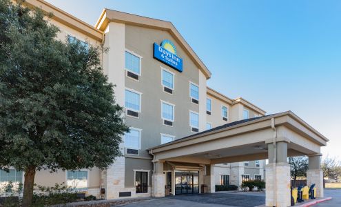 Days Inn & Suites by Wyndham San Antonio near AT&T Center