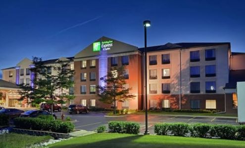 Holiday Inn Express & Suites Milwaukee-New Berlin, an IHG Hotel