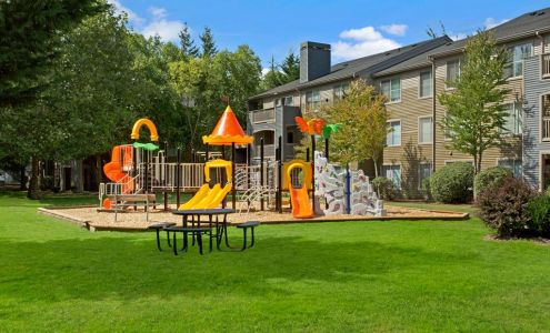 On The Green at Harbour Pointe Apartments