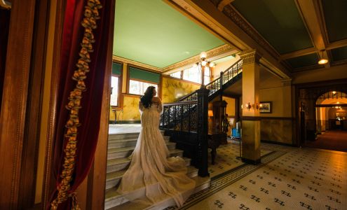 Della Curva (A Plus-Size Only Bridal Salon)