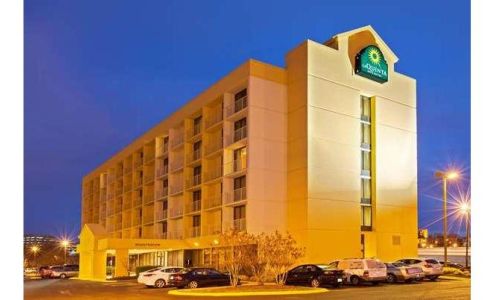 La Quinta Inn & Suites by Wyndham Nashville Airport/Opryland