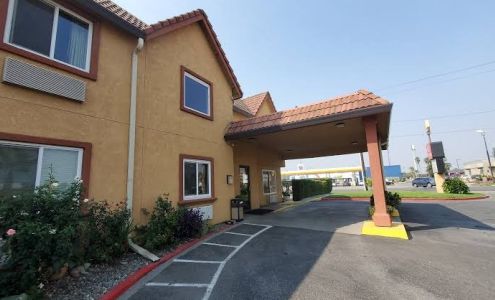 Econo Lodge Inn & Suites