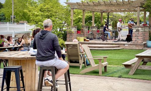 Stone's Throw Pub at Shady Brook Farm