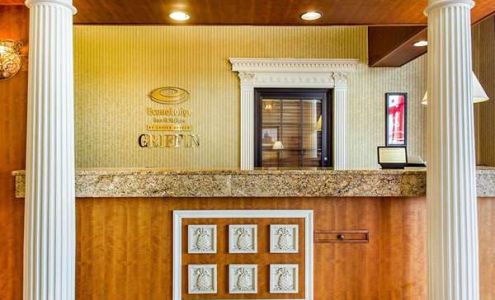 Econo Lodge Inn & Suites