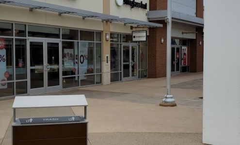 Sunglass Hut National Harbor