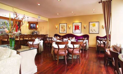 Knoll at Le Parc Suite Hotel