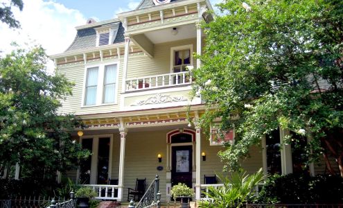 Rothschild-Pound House Inn and Weddings