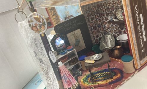 Suzanne's Dollhouses & Miniatures