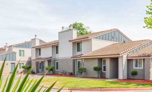 River Oaks Apartments & Townhomes