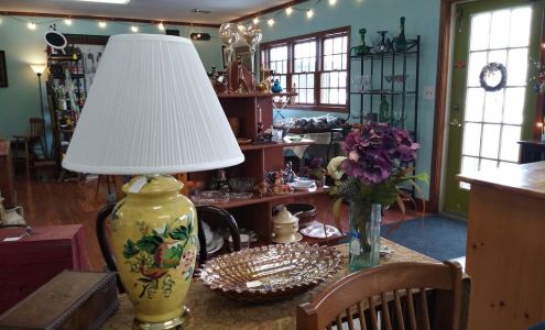 Greenfield Antiques & Collectibles: Vintage, Antique, and Modern Merchandise 242 Greenfield Rd Unit A, South Deerfield Massachusetts 01373