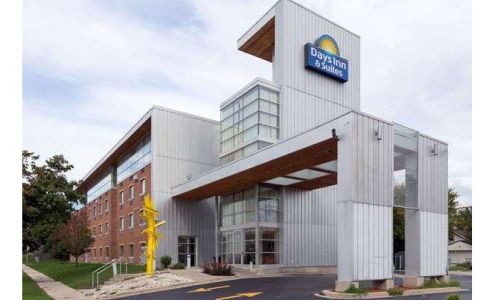 Days Inn & Suites by Wyndham Milwaukee