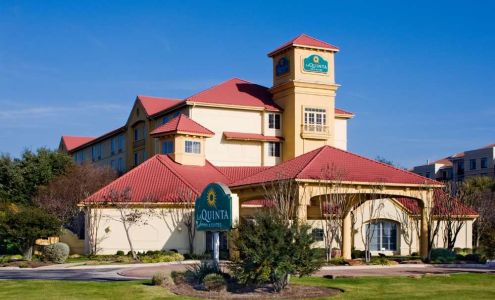 La Quinta Inn & Suites by Wyndham Austin Southwest