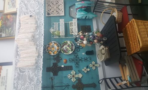 2 Share a Unique Boutique and The Monkey Shop Coffee