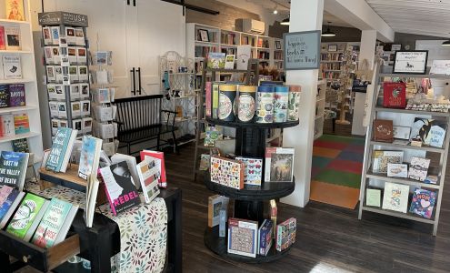 Oliver & Friends Bookshop Belgrade Lakes