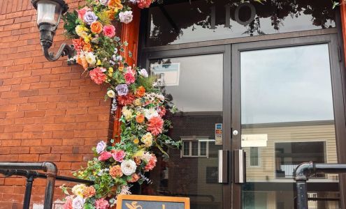 Granny's Bloomers Flowers & Gifts 110 E Main St, Hartford City Indiana 47348