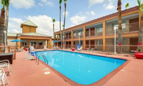Econo Lodge Inn & Suites