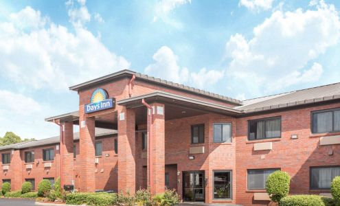Days Inn By Wyndham Phenix City Near Fort Moore