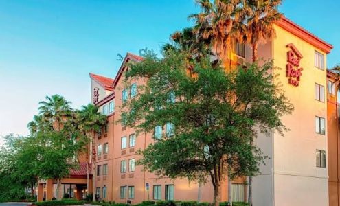 Red Roof PLUS+ Jacksonville - Southpoint