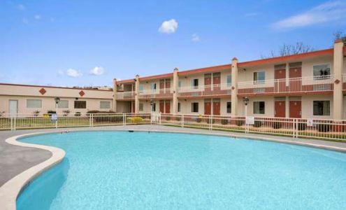 Days Inn by Wyndham Shelby