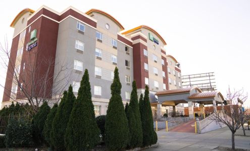 Holiday Inn Express Queens - Maspeth, an IHG Hotel