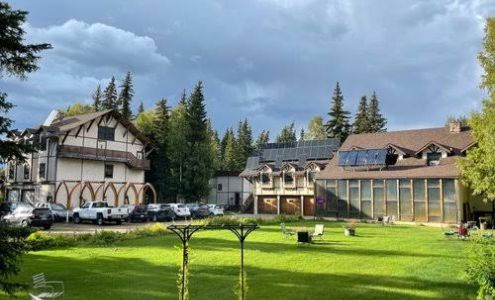 7 Gables Inn & Suites