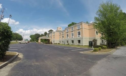 Jamestown Inn And Suites