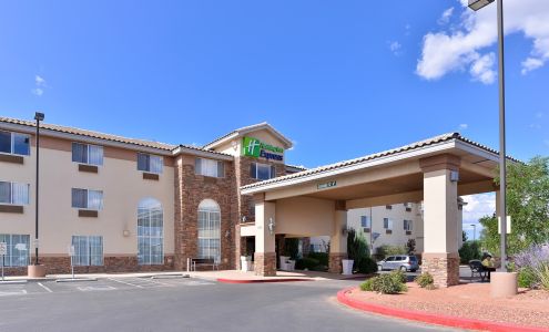 Holiday Inn Express & Suites Farmington (Bloomfield), an IHG Hotel