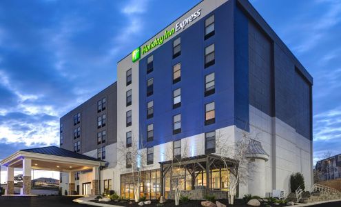 Holiday Inn Express & Suites Central Omaha, an IHG Hotel