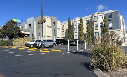 Holiday Inn Express & Suites Nashville-I-40&I-24(Spence Ln), an IHG Hotel