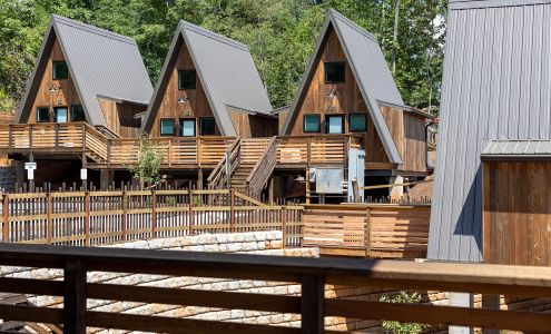 Wrong Way River Lodge & Cabins