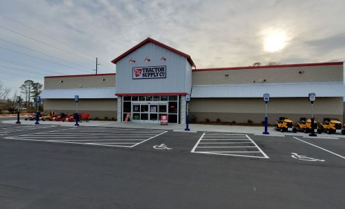 Tractor Supply Leland