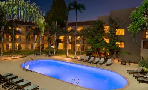 Embassy Suites by Hilton Phoenix Tempe