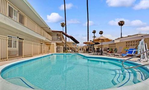 Super 8 by Wyndham Los Angeles-Culver City Area