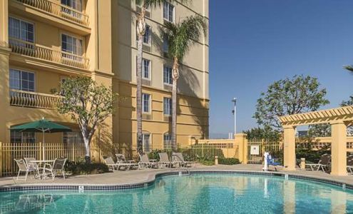 La Quinta Inn & Suites by Wyndham Ontario Airport