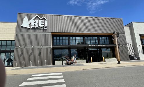 REI