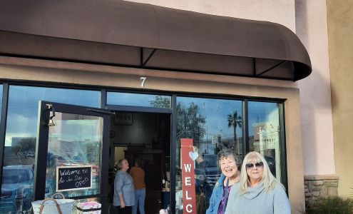 La Tea Da’s Vintage Market & Paint Boutique