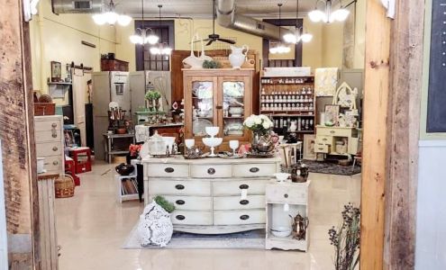 White Cottage Market