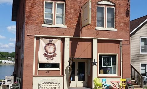 Decades Antiques Shop Le Claire