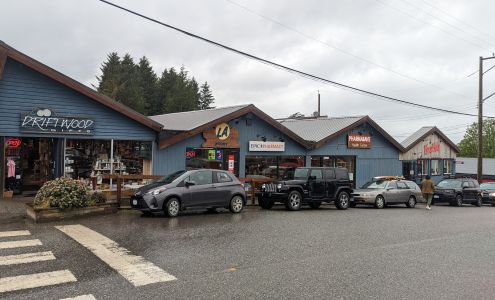 L A Grocery Tofino