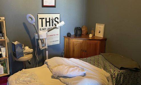 Leslie & the Hot Rollers Salon and Spa 230 S Main St, Charleston Missouri 63834